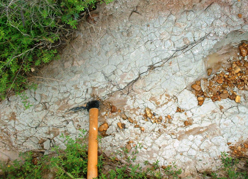 clay-Piggott-Tertiary-clay-in-drainage-showing-blocky-nature